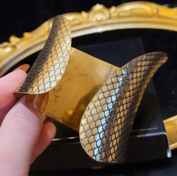 Vintage Black Obsidian Stone Bezel Fish Scale Cuff Gold Bracelet - Picture 14 of 14